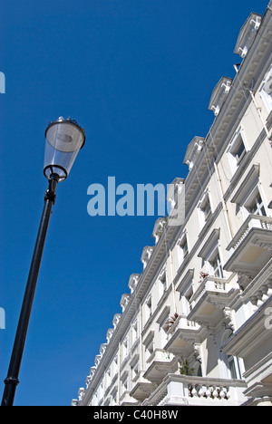 weißem Stuck fronted Gebäude gesehen vor einem blauen Himmel auf Queens Gate Terrasse, South Kensington, London, england Stockfoto