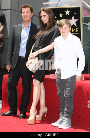 SIMON FULLER VICTORIA BECKHAM BROOKLYN BECKHAM SIMON VOLLEREN STERN AUF DEM HOLLYWOOD WALK OF FAME HOLLYWOOD LOS ANGELES CALIFOR Stockfoto