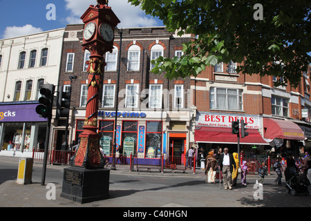 Harlesden, ein Bereich, in London mit einem der größten ethnischen Bevölkerung, vor allem Afro-Karibischen. Jubiläums-Uhrturm ist show Stockfoto