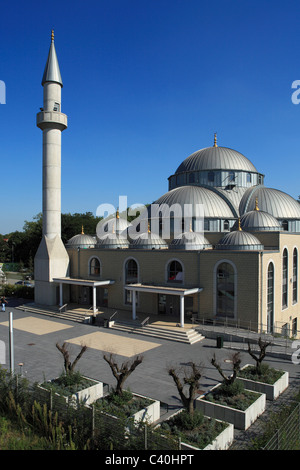 Industrielle Kultur, DITIB, Merkez Moschee, Duisburg-Marxloh, Rhein, Niederrhein, Minarett, Ruhrgebiet, Nordrhein-Westfalen, Deutschland Stockfoto