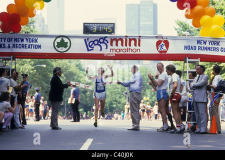 Ingrid Kristiansen (NOR) 1986 L'eggs Mini Marathon zu gewinnen. Stockfoto