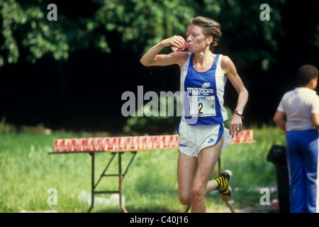 Ingrid Kristiansen (NOR) im Wettbewerb in der 1986-L'eggs-Mini-Marathon. Stockfoto