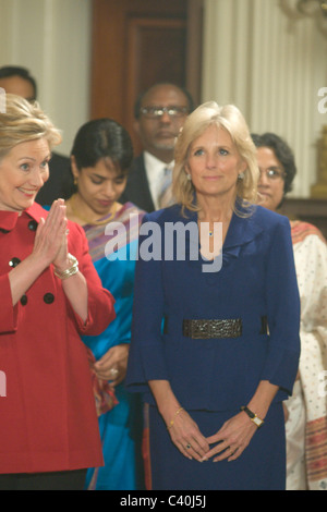 Hillary Clinton, US-Außenministerin, links, Gesten, das Publikum während des Wartens auf US-Präsident Barack Obama und erste La Stockfoto