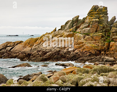 Bishop Rock Leuchtturm am Westrand des Isles of Scilly von felsigen Küste von St. Agnes Stockfoto