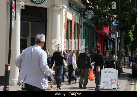 Queens Park, speichert Vorort in London, Heimat von Coffee-Shops und boutique Stockfoto