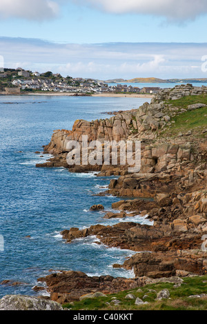 Hugh Town und Porthcressa Strand an Str. Marys mit der Insel Bryher darüber hinaus auf den Scilly-Inseln Stockfoto