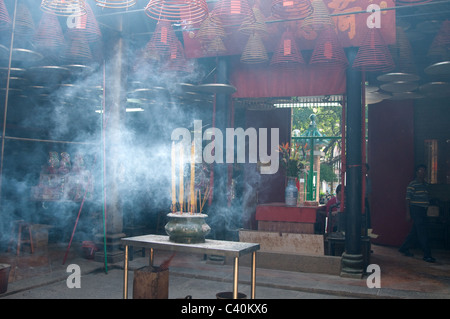 Man Mo Tempel Fu Shin Straße Markt unter freiem Himmel Tai Po Hong Kong China chinesische Spirale Weihrauch herumliegen Stockfoto