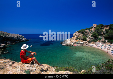 außen, Balearen, Cala Carbo, Außenaufnahme, draußen, Frau, Ibiza, Insel, Insel, Küste, Küstenlandschaft, Landschaft, Frau, Se Stockfoto