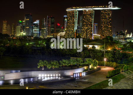 Singapur-Skyline-Blick von Marina Barrage in der Nacht Stockfoto