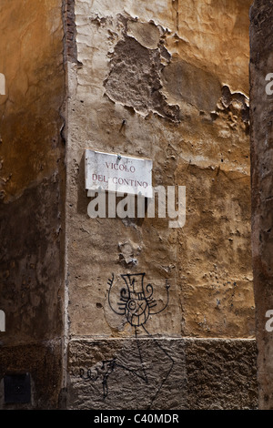 Straßenecke im alten Zentrum der Stadt Siena, Toskana, Italien Stockfoto