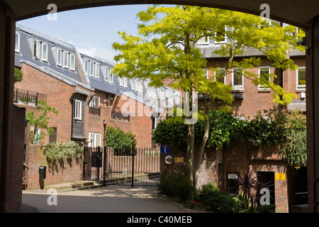 London, Hampstead Dorf, die Spencer-Wanderung gated Luxus modernen zeitgenössischen Entwicklung nur abseits der Hauptstraße Stockfoto