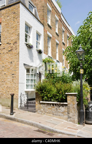 London, Hampstead Village, Ecke zurück Lane Kolben Spaziergang typischen georgianischen Reihenhaus Ferienhaus mit weiß lackierten vorderen Ziegelmauer Stockfoto