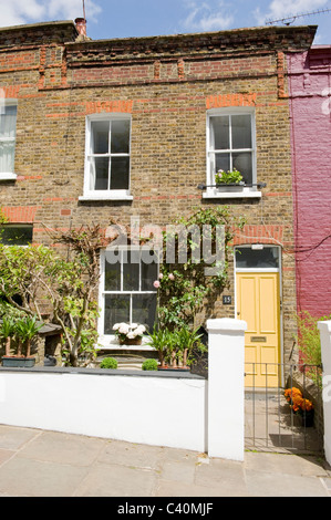 London, Hampstead Village, Rückseite Lane typischen terrassierten georgischen Cottage mit gelben Haustür & weiße Mauer & Tor Stockfoto