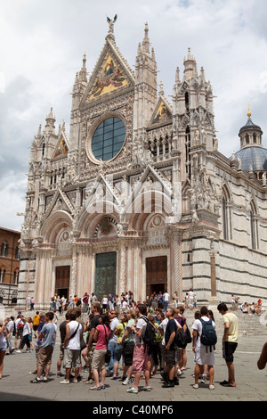 Gruppe von Touristen vor der Kathedrale von Siena, Toskana, Italien Stockfoto