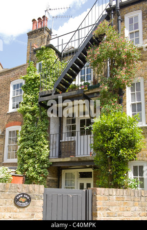 London, Hampstead Dorf, neue Ende Ferienhaus Reihenhaus mit Eisen Balkon & Treppe zum Dach Stockfoto