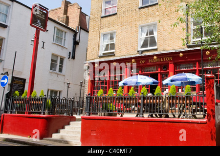 North West London Hampstead Die Chandos pub Neue Ende der Herzog von Hamilton frei Haus Kneipe oder Bar alte Männer Frau tische Bänke roten Wänden Zeichen Stockfoto