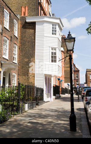 Frühling in Hampstead Dorf, die einzigartigen malerische Wald gekleideten alten georgisches Haus keine 5 Church Row, Mauve hölzerne Eingangstür Stockfoto