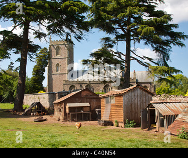 Alle Heiligen Kirche und Pfarrhaus Bauernhof im Dorf von langen Ashton in der Nähe von Bristol in Somerset Stockfoto
