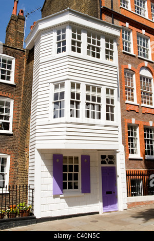 Frühling in Hampstead Village einzigartige malerische Holz verkleideten alten georgianischen Haus Nr. 5 Kirche Zeile mauve hölzerne Eingangstür street scene Stockfoto