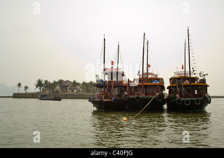 Horizontale Ansicht der traditionellen hölzernen Dschunken verwendet für geführte Touren in der Halong Bay vor Anker. Stockfoto
