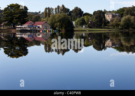Spiegelungen im See bei Daylesford, ein Kurort in der Nähe von Melbourne, Victoria, Australien Stockfoto