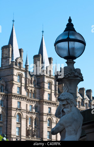 Kunstvolle Eisen Straßenlaterne, mit North Western Hall Studentenwohnheim im Hintergrund. Liverpool. UK Stockfoto