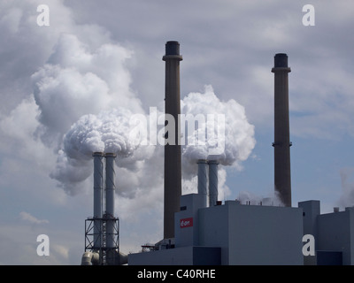 E-on Kraftwerk Maasvlakte, Hafen von Rotterdam, mit viel Dampf Rauch wird heraus in die Luft gespuckt. Stockfoto