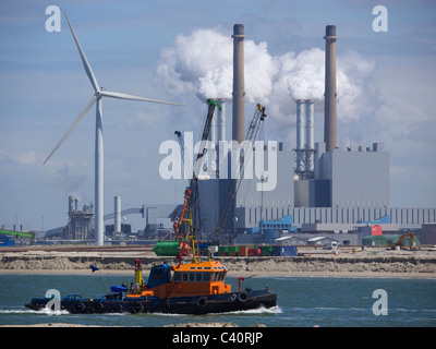 Der Hafen von Rotterdam ist eine sehr große Nutzerbasis von elektrischer Energie und es gibt mehrere Möglichkeiten, um das generieren. die Niederlande Stockfoto