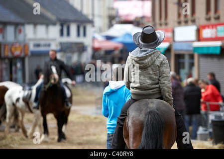 Mann in Cowboy-Hut Reitpferd Hauptstraße in Hennef kann fair County Antrim-Nordirland Stockfoto