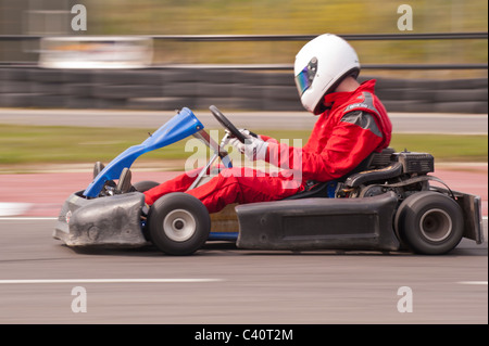 Einem benzinbetriebenen Go Cart zeigt absichtlich Bewegungsunschärfe auf einer Rennstrecke in Großbritannien Stockfoto