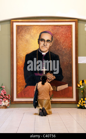 Porträt des gemarterten Erzbischof Oscar Romero in Kathedrale des Heiligen Erlösers in San Salvador. Stockfoto