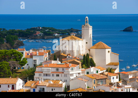 Cadaqués, Spanien, Europa, Katalonien, Costa Brava, Meer, Mittelmeer Meer, Küste, Dorf, Häuser, Häuser, Kirche, Boote Stockfoto