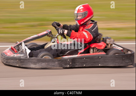 Einem benzinbetriebenen Go Cart zeigt absichtlich Bewegungsunschärfe auf einer Rennstrecke in Großbritannien Stockfoto