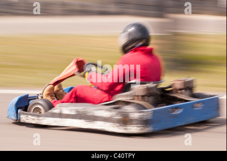 Einem benzinbetriebenen Go Cart zeigt absichtlich Bewegungsunschärfe auf einer Rennstrecke in Großbritannien Stockfoto