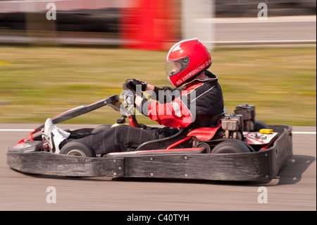 Einem benzinbetriebenen Go Cart zeigt absichtlich Bewegungsunschärfe auf einer Rennstrecke in Großbritannien Stockfoto