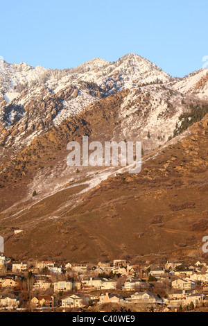 Große Häuser am Fuße der Wasatch Mountains in der Nähe von Big Cottonwood Canyon. Salt Lake City, Utah, USA, Nordamerika Stockfoto