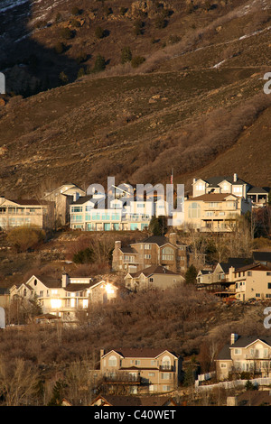 Große Häuser am Fuße der Wasatch Mountains. Salt Lake City, Utah, USA, Nordamerika Stockfoto