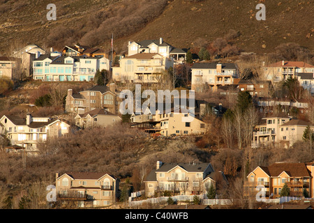 Große Häuser am Fuße der Wasatch Mountains in der Nähe von Big Cottonwood Canyon. Salt Lake City, Utah, USA, Nordamerika Stockfoto