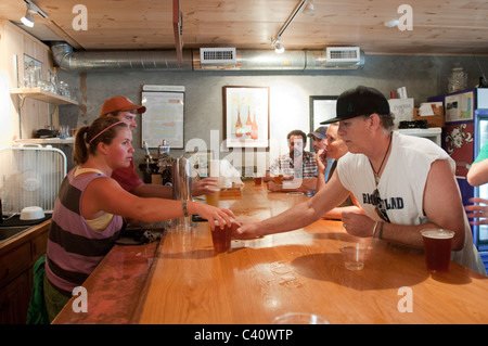 Barkeeper servieren Getränke an Cisco Brewers nantucket Stockfoto