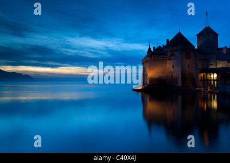 Burg, Chillon, Schweiz, Europa, Kanton Waadt, See, Genfer See, Schloss, Dämmerung, Beleuchtung, Reflexion Stockfoto
