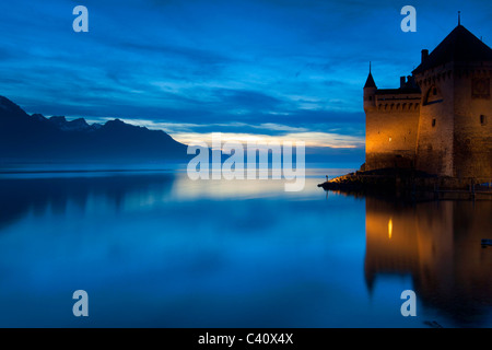 Burg, Chillon, Schweiz, Europa, Kanton Waadt, See, Genfer See, Schloss, Dämmerung, Beleuchtung, Reflexion Stockfoto