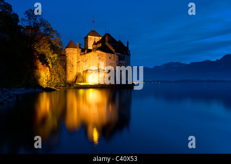 Burg, Chillon, Schweiz, Europa, Kanton Waadt, See, Genfer See, Schloss, Dämmerung, Beleuchtung, Reflexion Stockfoto