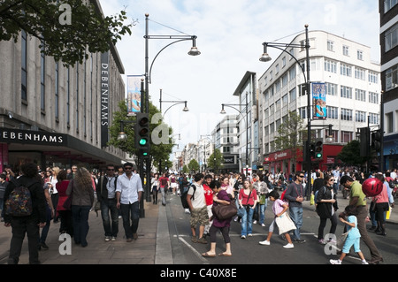 Massen an Oxford Street, der wichtigsten Einkaufsstraße in Central. Westend von London, England, UK, Europa, EU Stockfoto