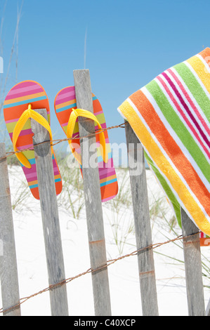 Flip-Flops am Zaun hängen Stockfoto