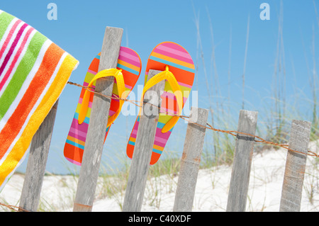 Flip-Flops am Zaun hängen Stockfoto