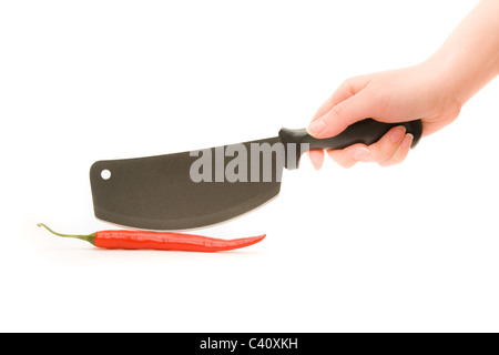 Zarte Frauenhand mit Chili und Messer auf dem weißen Hintergrund Stockfoto