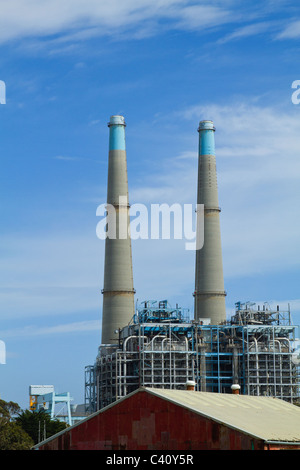 Zwei Stapel kommen in den Himmel, Moss Landing, Kalifornien Stockfoto