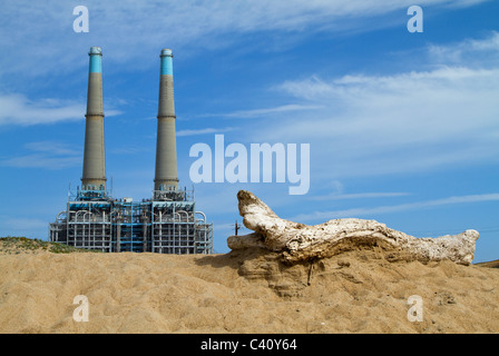 Zwei Stapel kommen in den Himmel, Moss Landing, Kalifornien Stockfoto