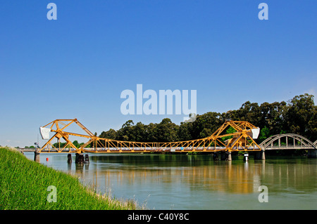 Isleton Brücke über den Sacramento River, eine Klappbrücke, die 1923 erbaut. Stockfoto