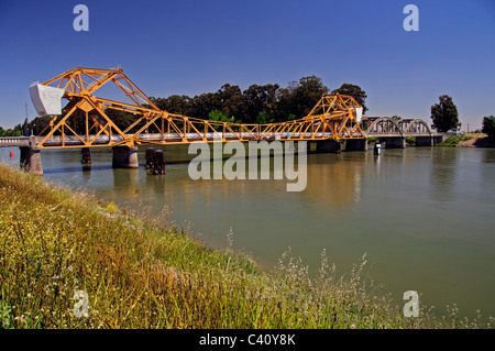 Isleton Brücke über den Sacramento River, eine Klappbrücke, die 1923 erbaut. Stockfoto